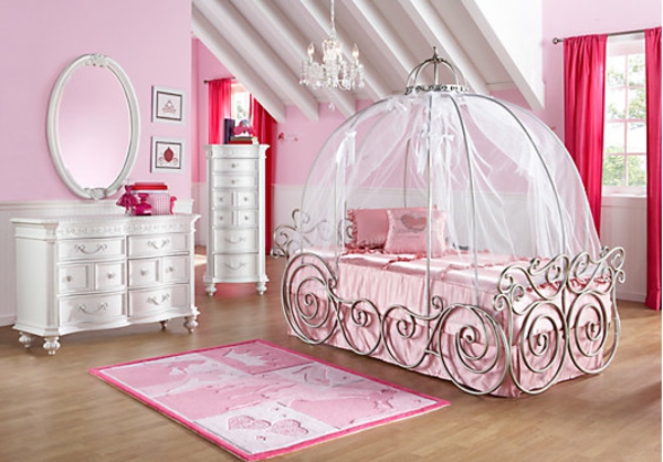 梦幻般的床女孩在粉红色