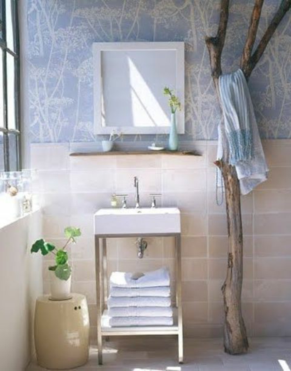 浴室内的浴巾架 - 由浮木制成