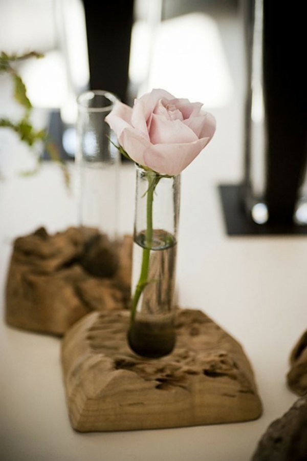 玫瑰在一个小花瓶 - 浮木垫花瓶
