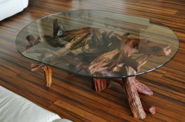 玻璃桌与漂流木腿 - 客厅的装饰