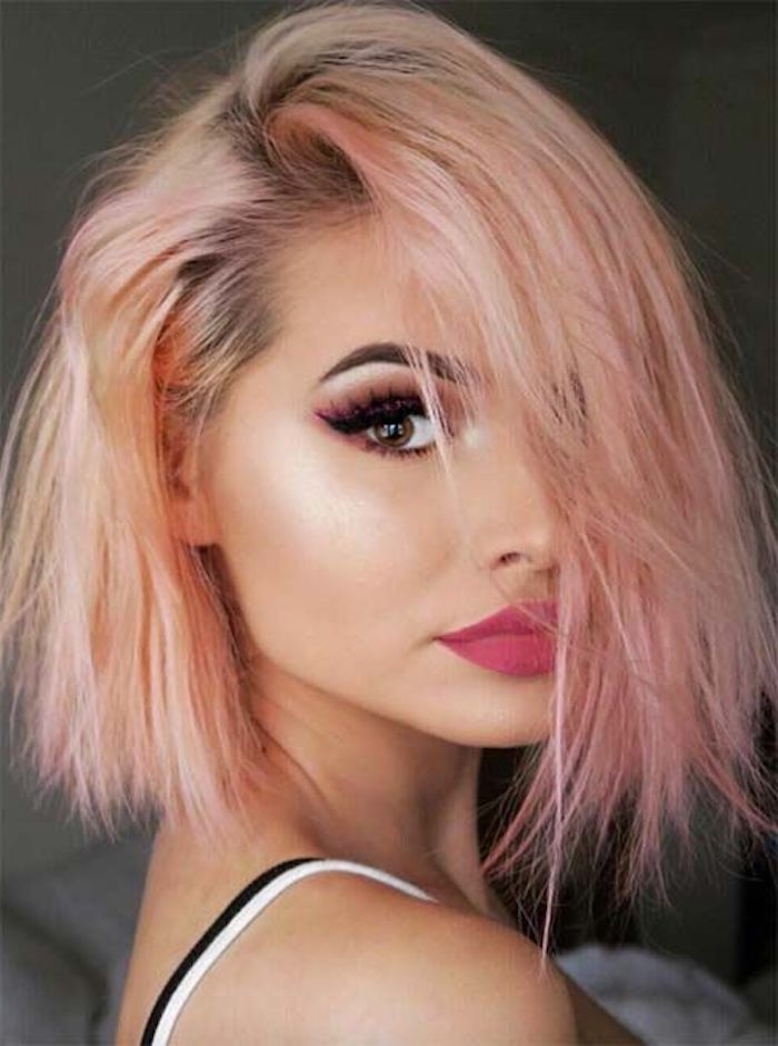 美丽的发型，晚上化妆，粉红色的口红，粉红色和金色的短发