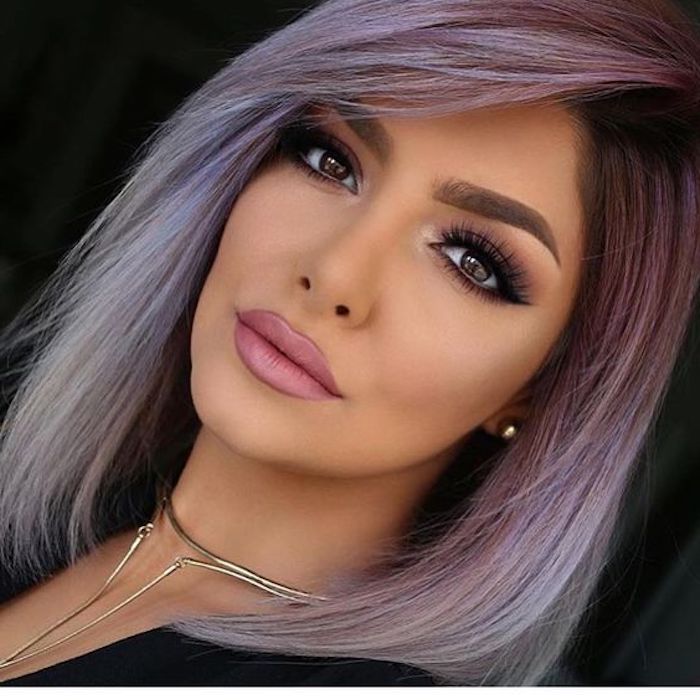 美丽的发型，化妆，现代女性的发型，短，紫色的头发