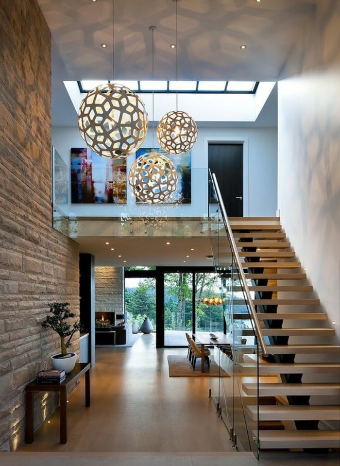 सीढ़ी-साथ-गिलास रेलिंग और सुरुचिपूर्ण अपार्टमेंट डिजाइन