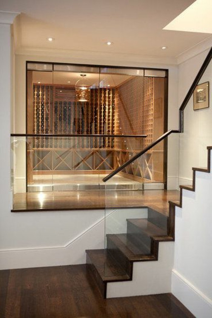 सीढ़ी-साथ-गिलास रेलिंग और-गहरे रंग की लकड़ी