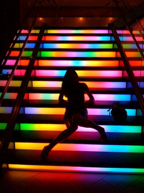 درج الإضاءة الملونة بلون الرقم واحد في فتاة