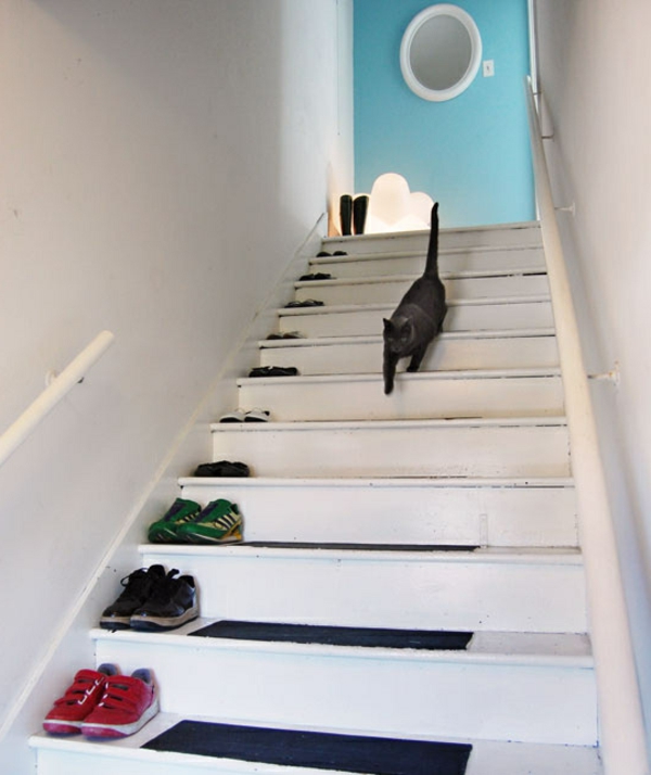 idées de stockage de chaussures - mettre des chaussures sur les escaliers
