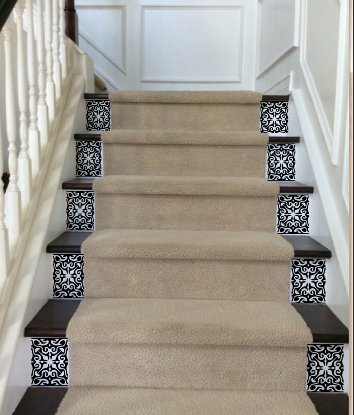 escaleras negras con tatuajes de pared simétricos, discreto corredor - escalera de diseño