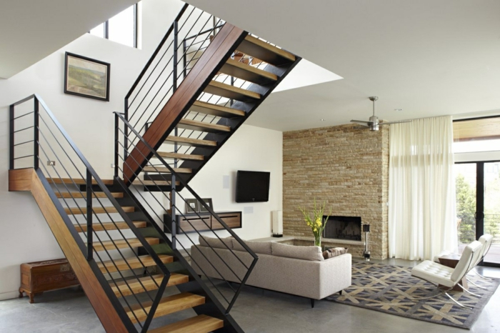 Sala de estar debajo de la escalera de la moda de las escaleras, una imagen con el paisaje, el gabinete del zapato