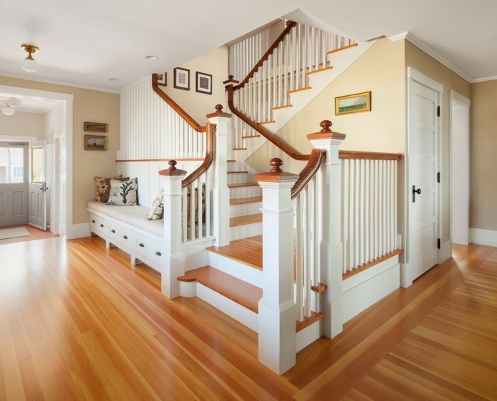escaleras blancas con cómodo banco debajo del banco con cojines y cajones - diseño de escalera