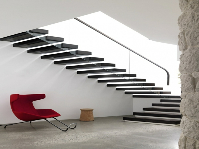 escaleras negras con barandilla de vidrio silla roja, taburete de madera - ideas de escalera