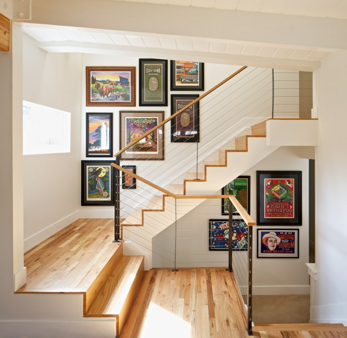 Fotos para escalera - cuadros coloridos la escalera a lo largo del piso laminado