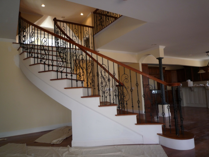 escaleras blancas, parapeto de madera, barra de hierro - estructura de la escalera