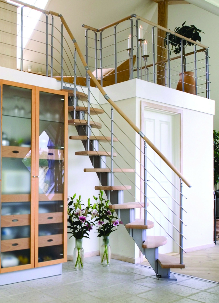 un estante con pared de vidrio, pequeñas escaleras y jarrones de vidrio con flores