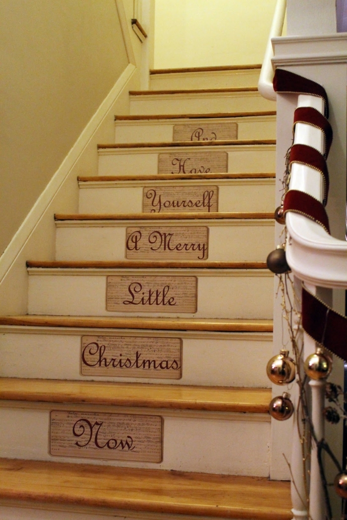 Kehysviesti jouluportailla, jossa taulukko kirjoitettiin portaikkoon