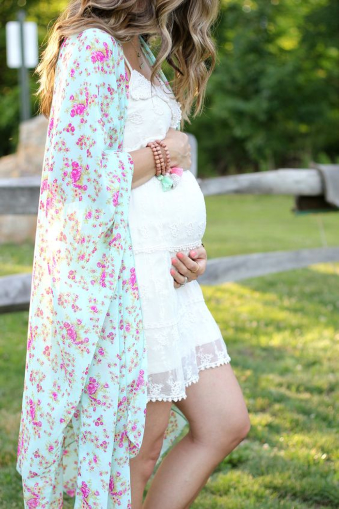 μωρό φόρεμα σε λευκό, ακρωτήριο με floral μοτίβο, καλοκαιρινή μόδα για αναψυχή