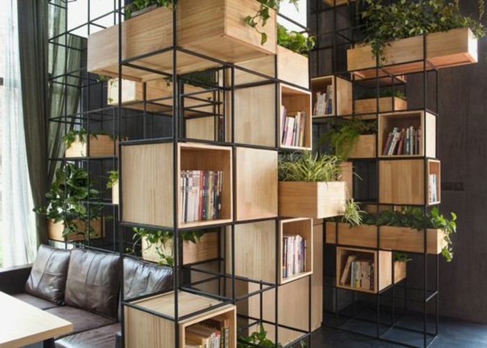 unublicher货架空间trenner图书货架分隔房间，房间隔断，货架与 - 植物 - 皮革沙发，深色地板