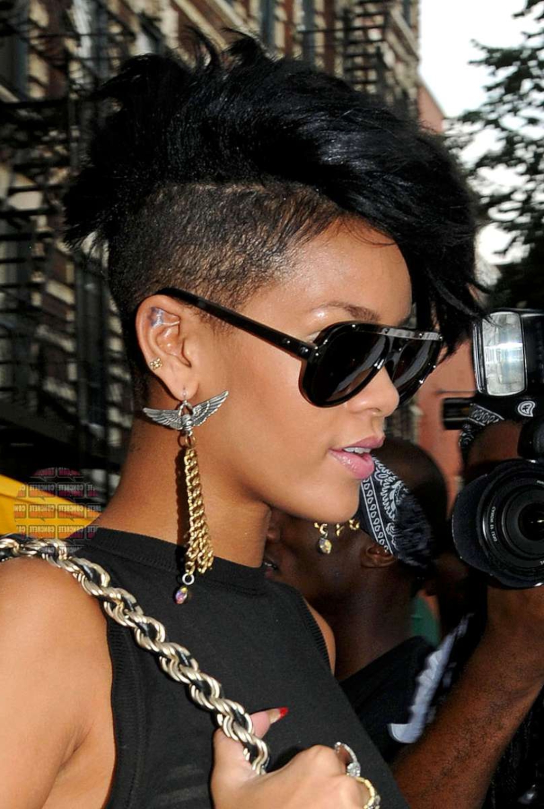 Undercut femmes - cheveux noirs par Rihanna, grandes boucles d'oreilles longues lunettes de soleil