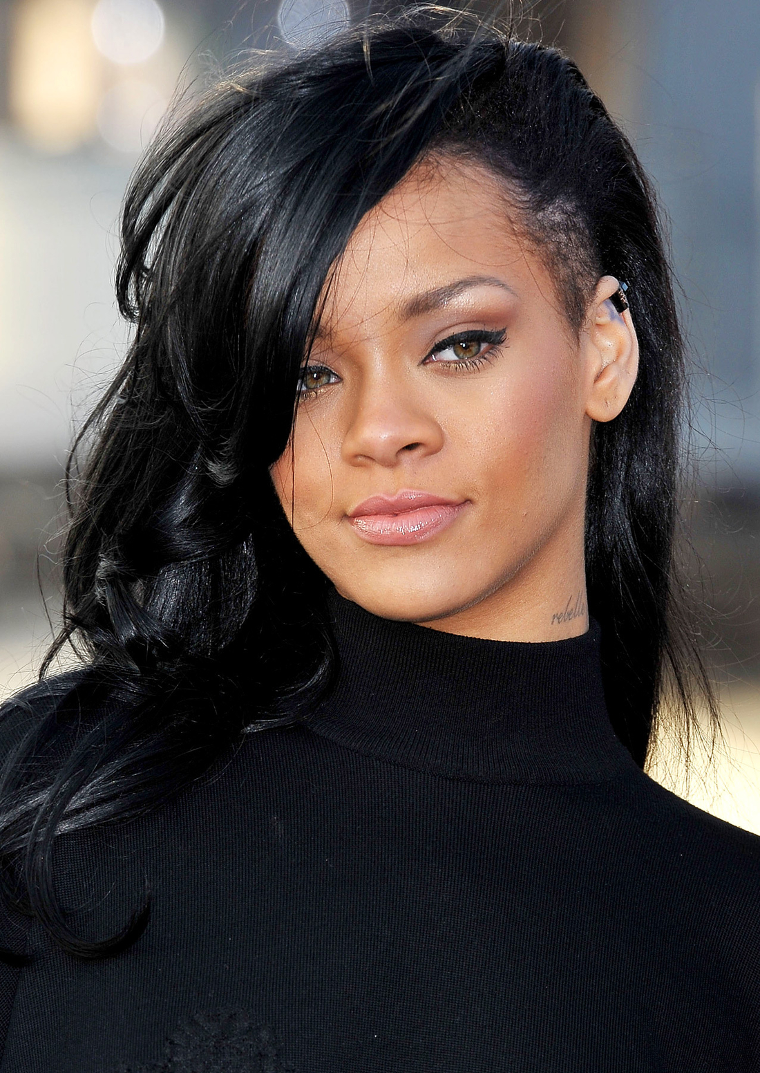 cheveux noirs, cheveux longs Ladies Undercut par Rihanna avec boucle d'oreille ronde, coiffure latérale
