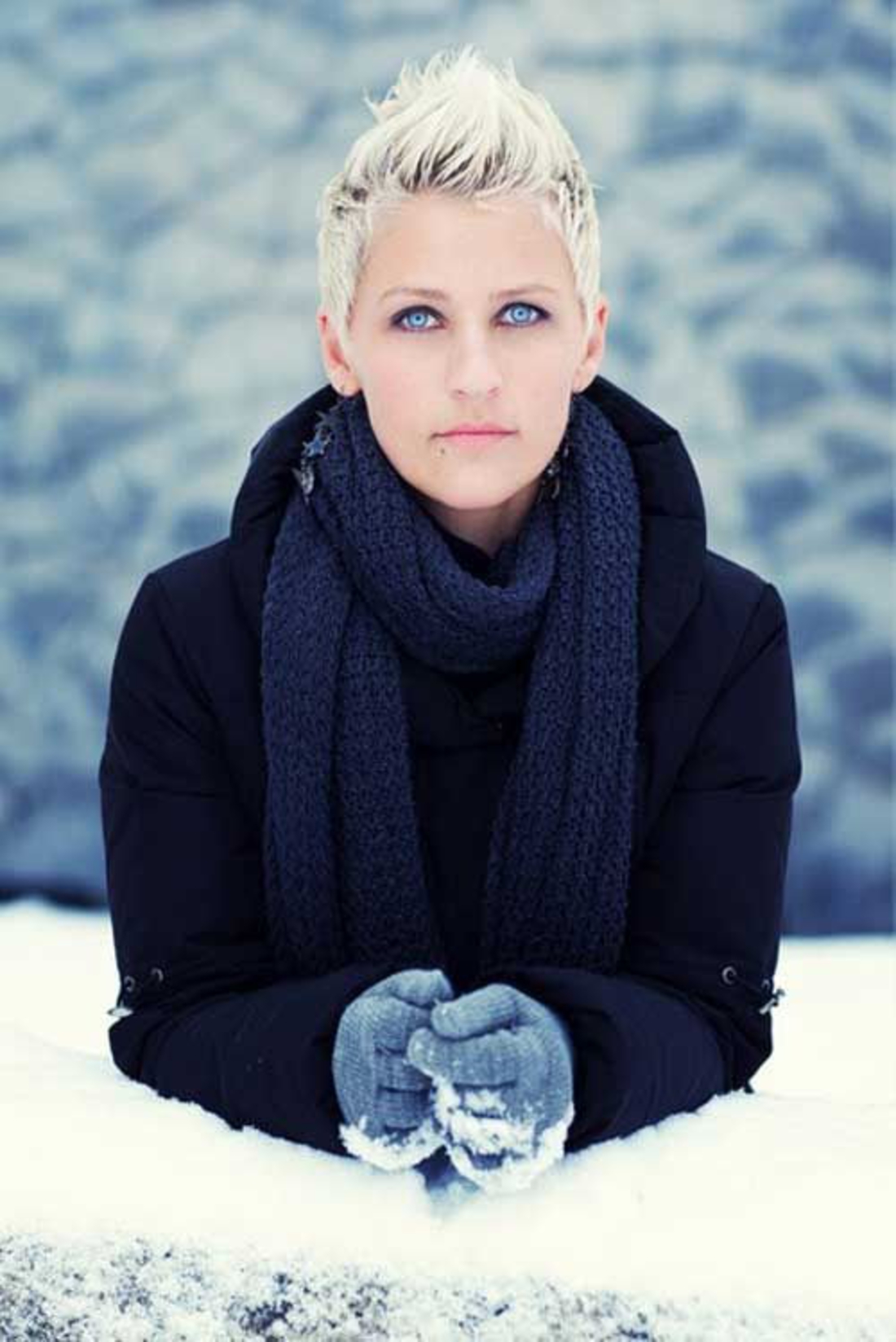 Cheveux blonds en hiver avec beaucoup de neige, shortchair undercut vêtements chauds bleus