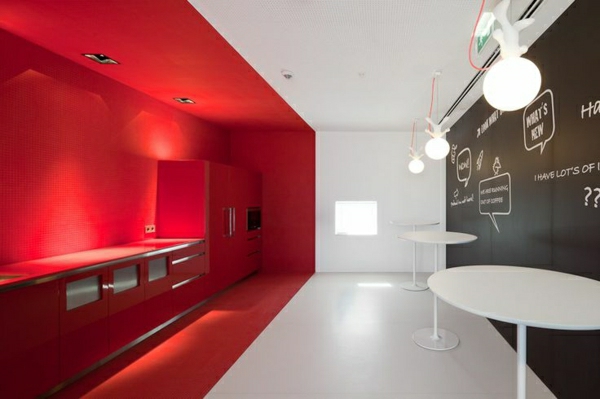 -wandgestaltung लाल दीवार अनोखा रसोई डिजाइन रसोई-सेट einrichtugsideen-रसोई की सुविधा