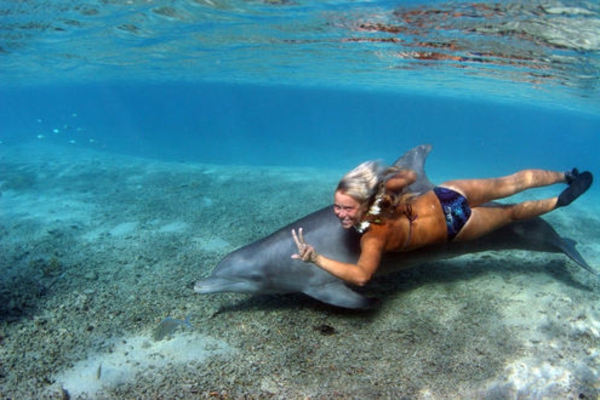 loma-in-Ranskan Polynesiassa-a-nainen-vedessä