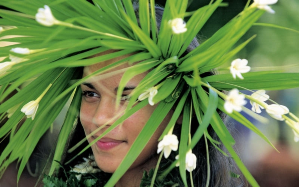 छुट्टियों में फ्रेंच पोलिनेशिया एक औरत-साथ-फूल-ऑन-सिर