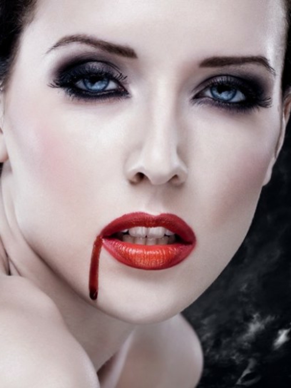 吸血鬼化妆女人性感蓝眼睛