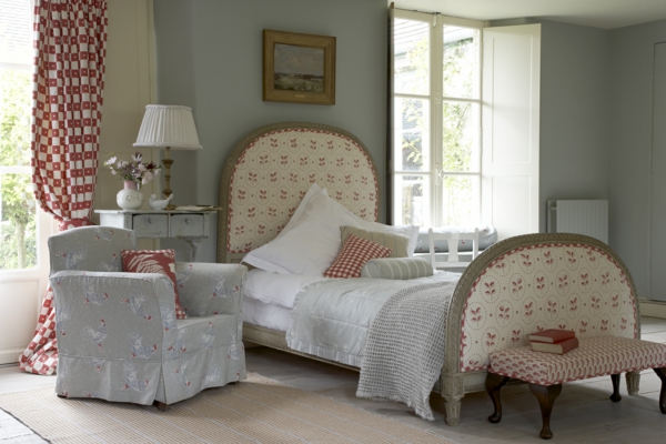 Országos hálószoba - szemet gyönyörködtető modell az ágyból és egy mellette álló szék