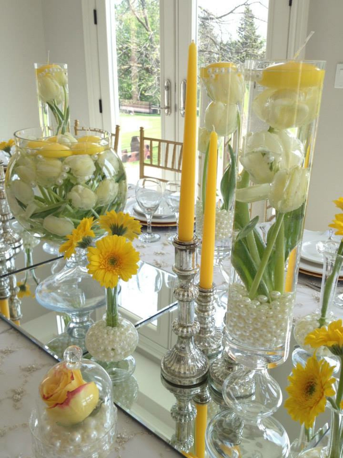 maljakoita deco-ideoita-kelta-kaunis-kukkia-ja pitkäketjuisten kynttilöitä