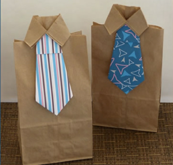 Fête des pères cadeaux-bricolage-deux-sacs-deux cravates de différentes couleurs