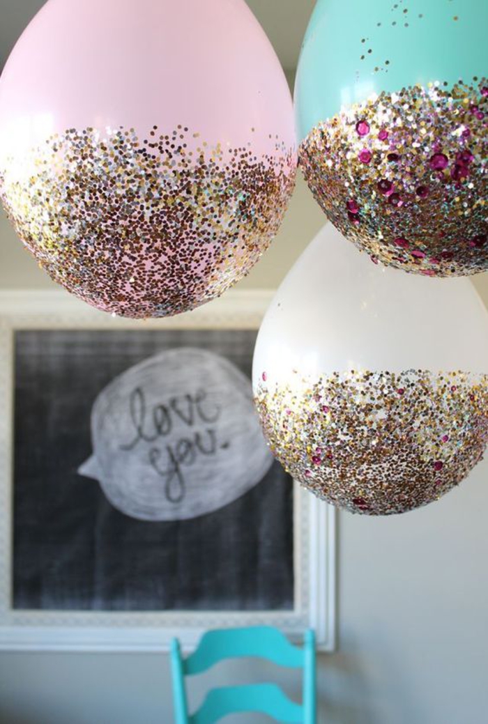 organizando una fiesta de despedida, globos con purpurina, te amamos
