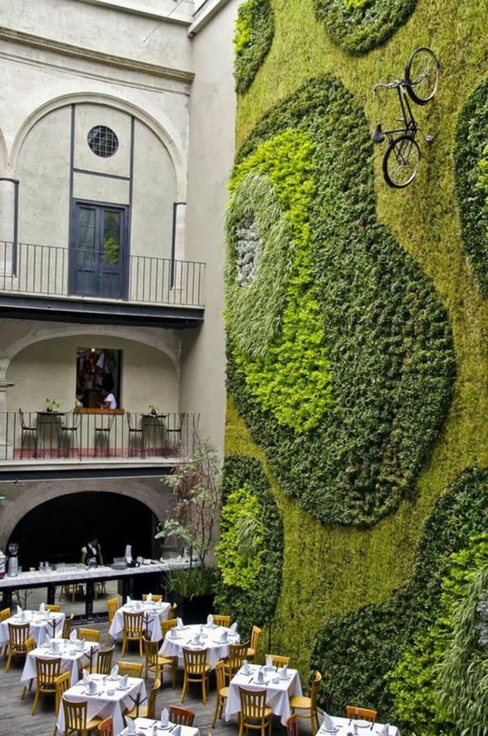 un restaurante con una pared entera de musgo