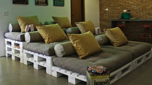 μαξιλάρι-καναπέ-στο-θέατρο-μαξιλάρι σε καφέ χρώμα