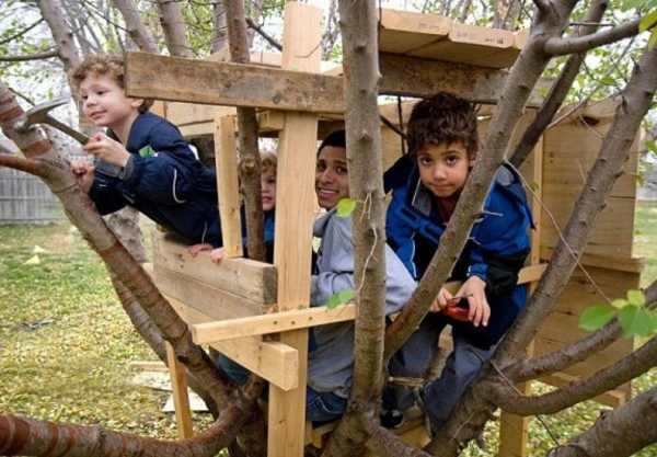 many-children-in-the-house-play - ramas pequeñas de los árboles