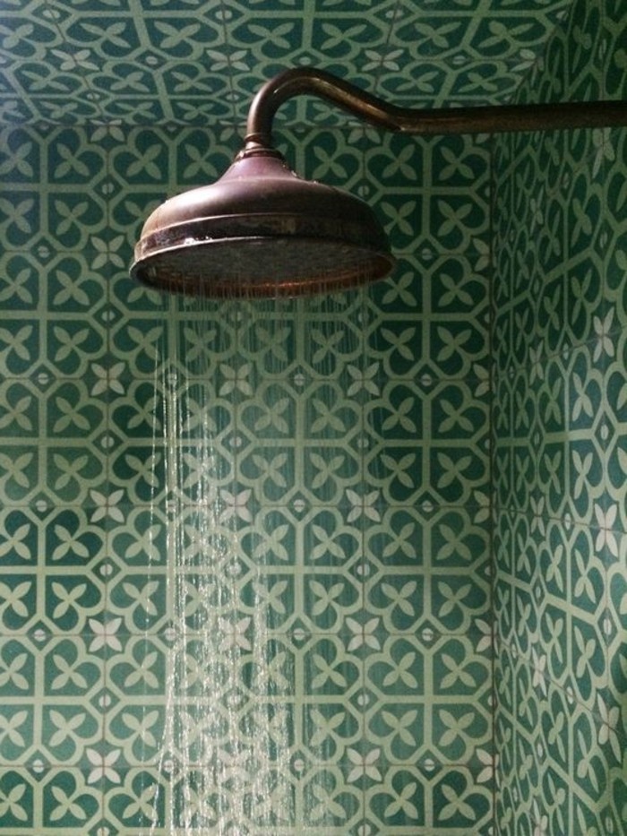 老式浴室内的复古模型淋浴绿色浴室瓷砖