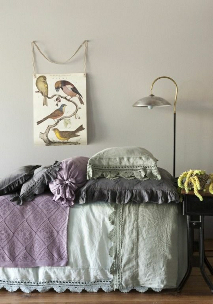 पुरानी बेडरूम बिस्तर हल्के रंग-बैंगनी बेज प्रकाश पक्षी छवि