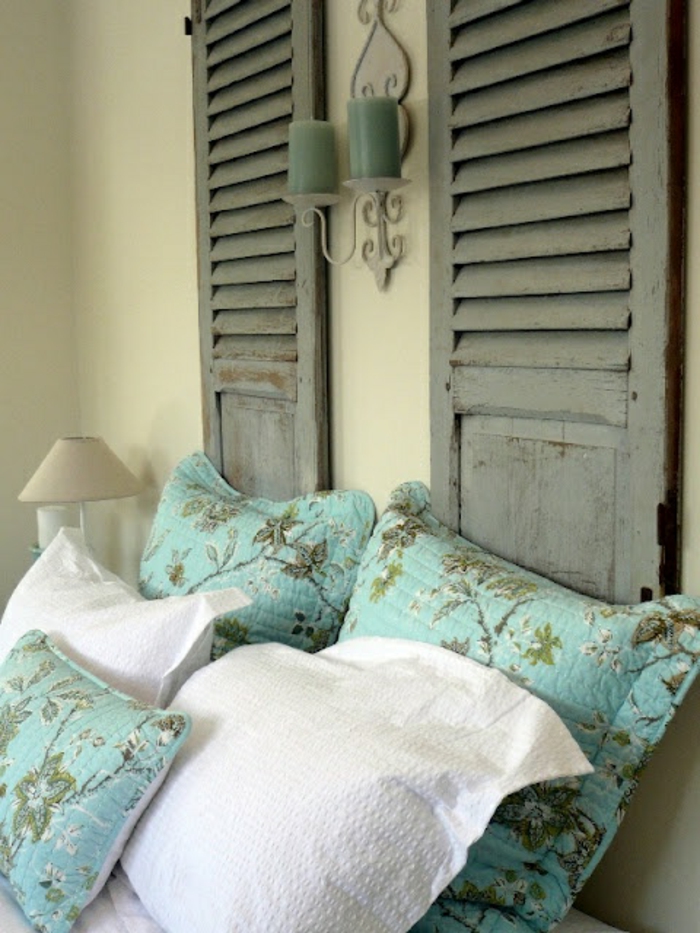 chambre design Vintage coussin couleur turquoise bougie vieux volets décoratifs
