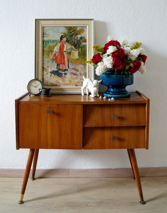 Table de chevet vintage, vase de fleurs, réveil, photo, petits souvenirs, décor pour la chambre à coucher