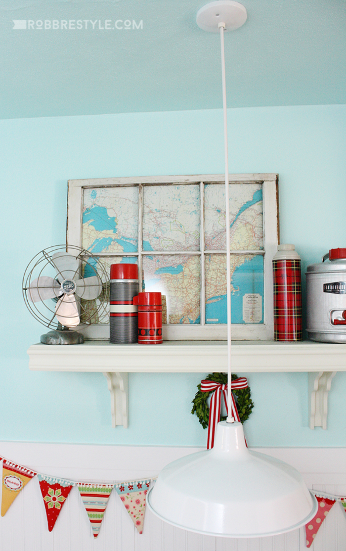 Lámpara vintage, mapa del mundo, ventilador y termos, azul claro, hermosas ideas de diseño de interiores