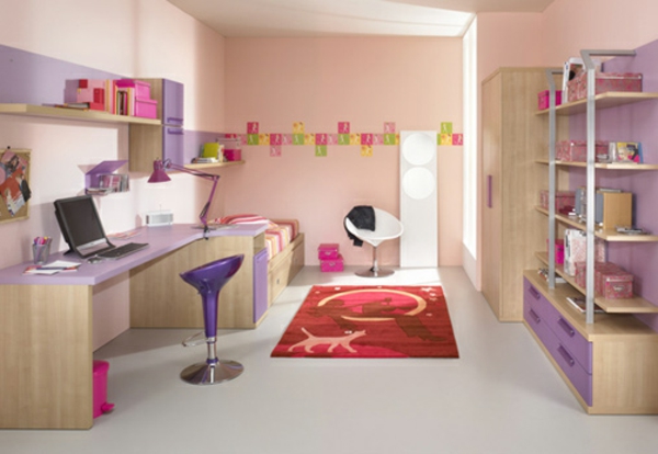 办公桌与计算机和紫色家具在孩子房间里