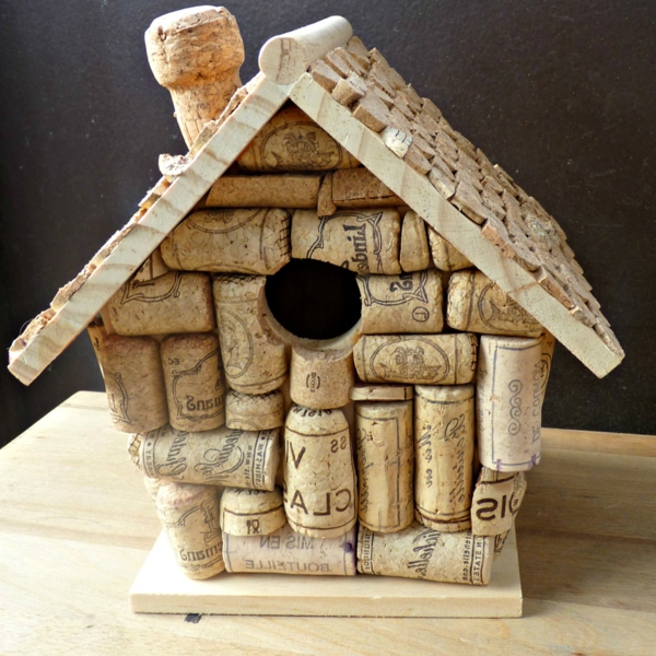 birdhouse-self-build-out-corcho-en-una-mesa de madera