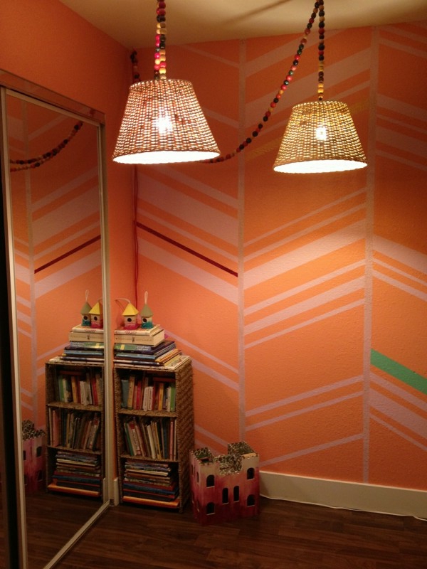 Equipo de pasillo moderno - pintura de pared naranja con líneas