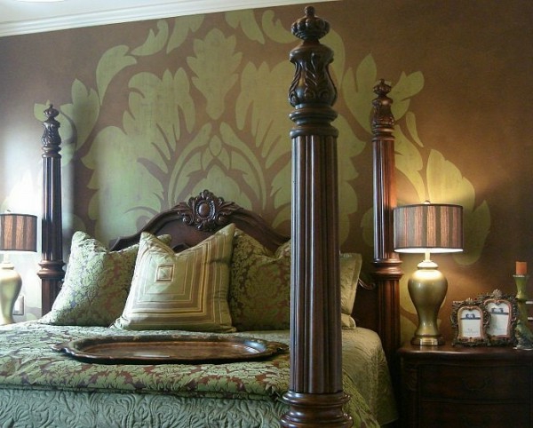 plantilla de pintor sobre la cama - diseño de pared creativa en el dormitorio