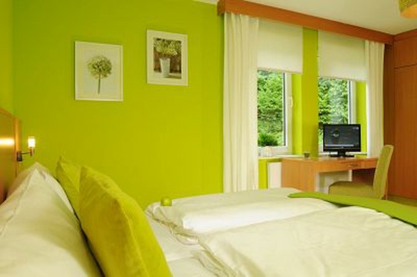 墙壁 - 绘画 - 创意卧室 - 绿色 - 在墙上扔枕头和图片