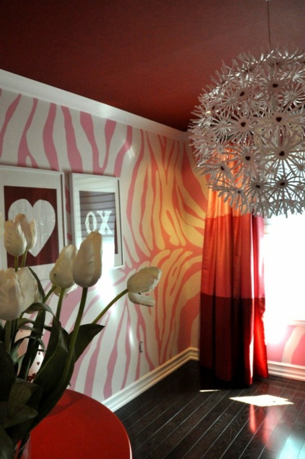 pintura mural con pintura rosada - habitación de lujo con una hermosa araña y tulipanes blancos