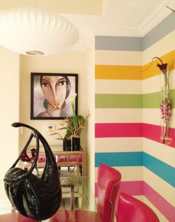 Diseño de comedor con diseño de pared colorido y una pintura extravagante