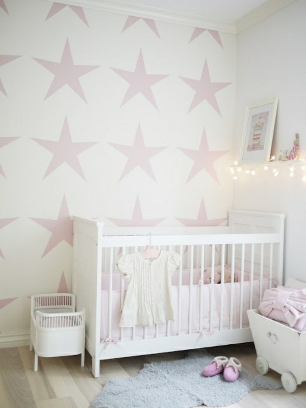 画家钢板蜡纸星星在墙壁设计在婴儿房