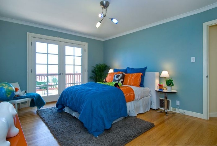 Stud falak és a kék színű fallal-kényelmes hálószoba