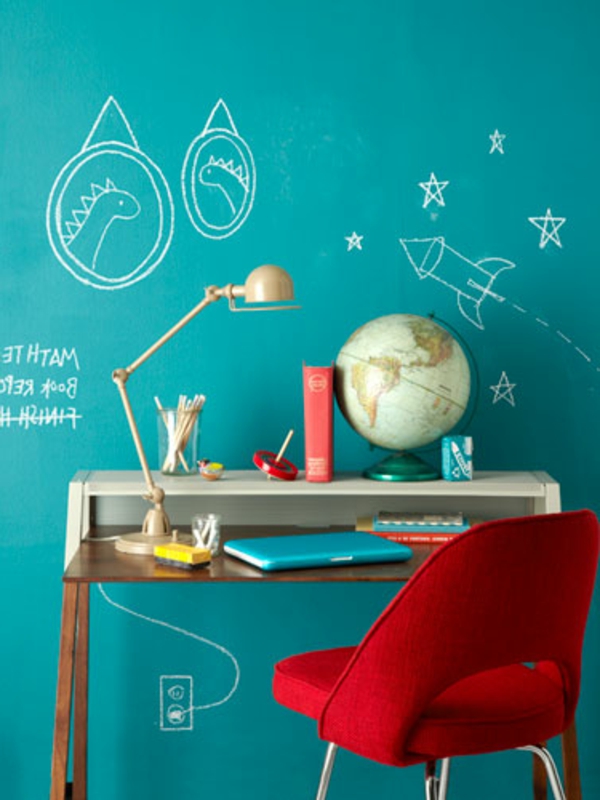 Paredes bellamente diseñadas - pared azul con pinturas creativas - estudio para niños