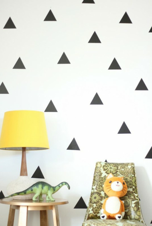 diseño de pared con color principal blanco triangular negro